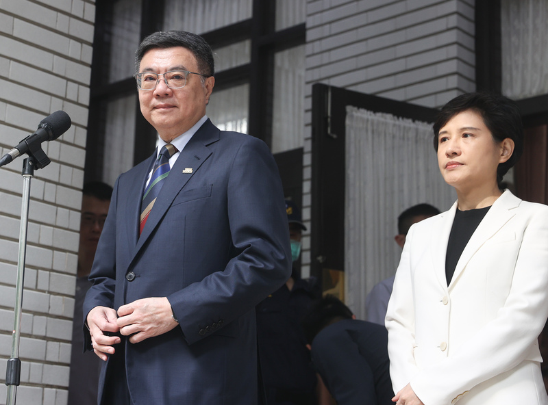 對美關稅談判小組由行政院副院長鄭麗君（右）領軍，外界關注談判進度。行政院長卓榮泰（左）8日受訪表示，相關內容只能在談判過程向對方表示，目前無法對外說明，但政府有完善計畫、適當人選，可以做正面交涉。 中央社