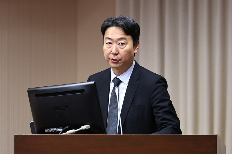 交通部長陳世凱（圖）16日在立法院表示，電動車達到一定數量才會徵收汽燃費。圖/中央社