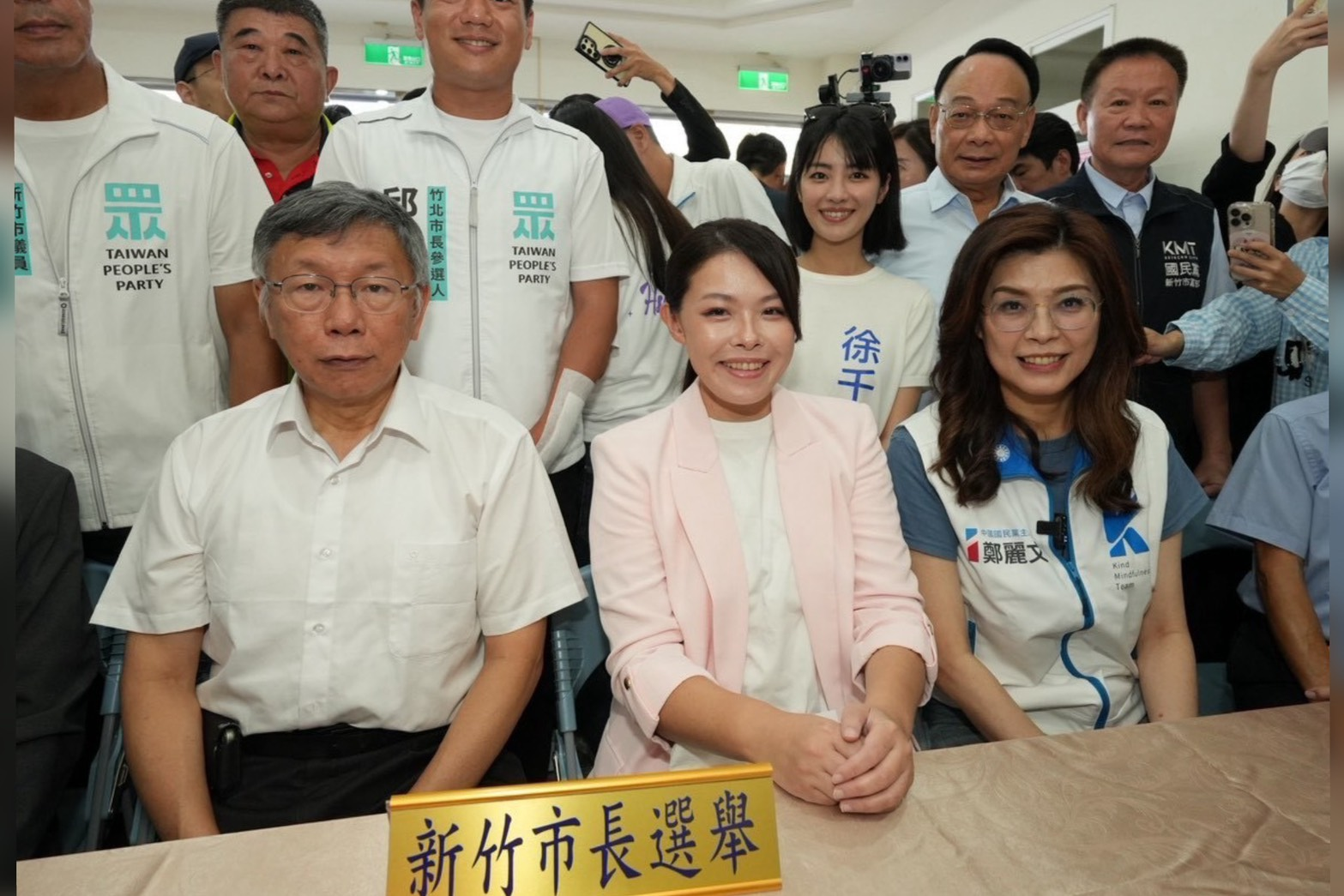 竹北陷僵局、新竹急營造藍白合！柯文哲、鄭麗文同框力挺高虹安