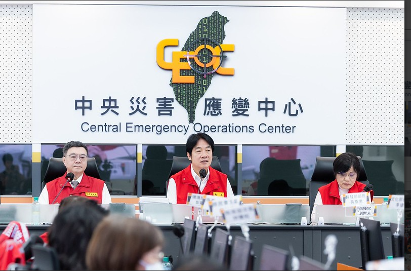 10月31日，行政院長卓榮泰（左）陪總統賴清德（中）到中央災害應變中心視察康芮颱風防災工作。圖/取自總統府