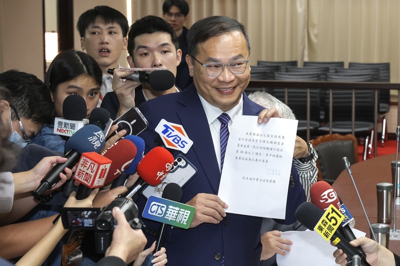 王義川（前右）遞補民進黨不分區立委，2日下午在立法院宣誓就職。圖/取自中央社