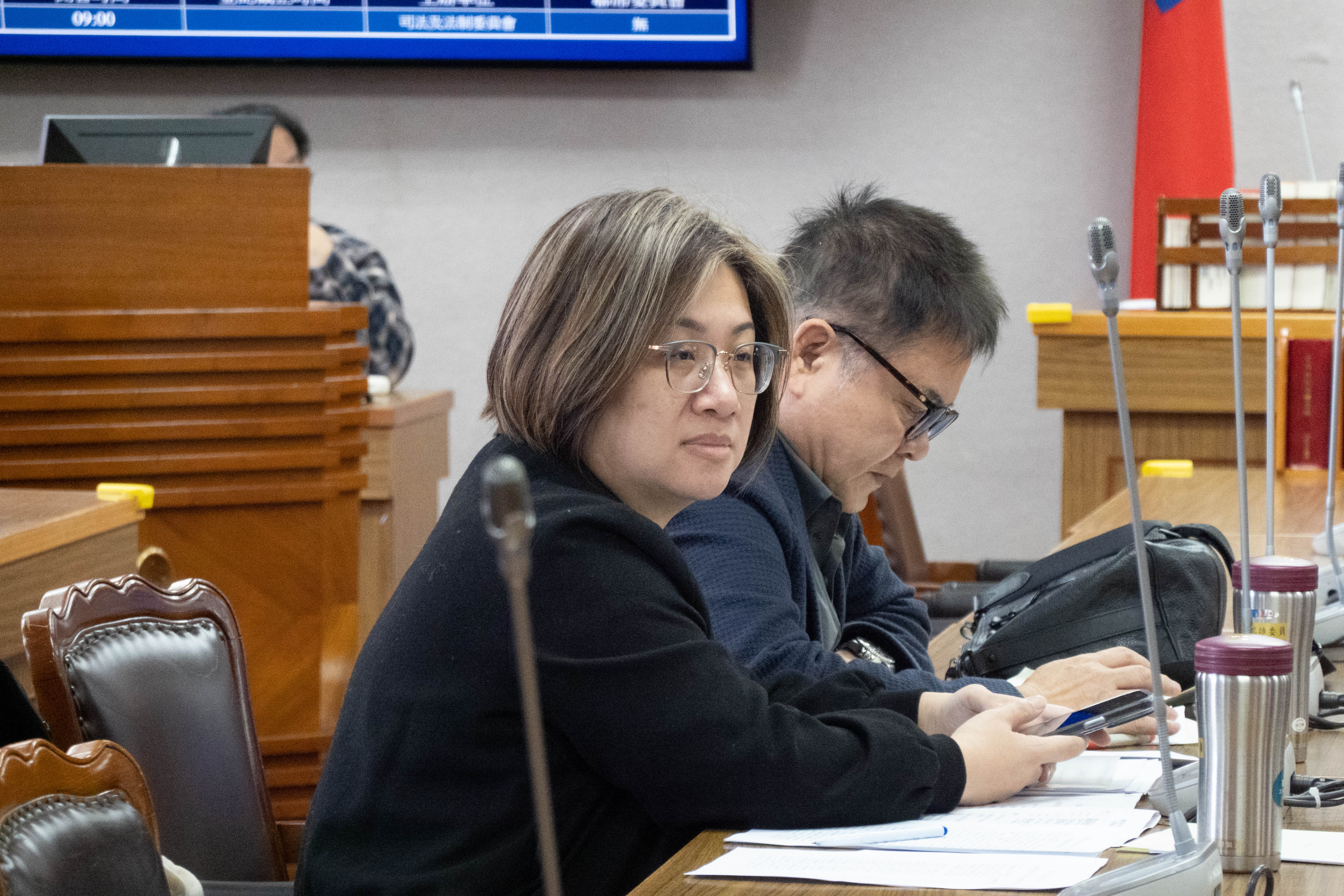 翁曉玲頒發黃國昌小錦旗,並要請綠委莊瑞雄、陳培瑜(圖)慘遭婉拒。圖/記者黃楚甯攝