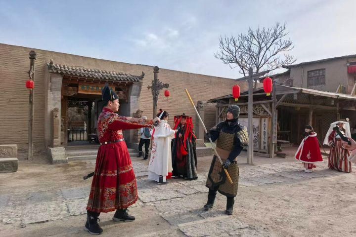 在鎮北堡西部影城，團員換上古裝，穿梭於多部知名影視作品的拍攝場景中，體驗角色扮演樂趣。圖/讀者提供