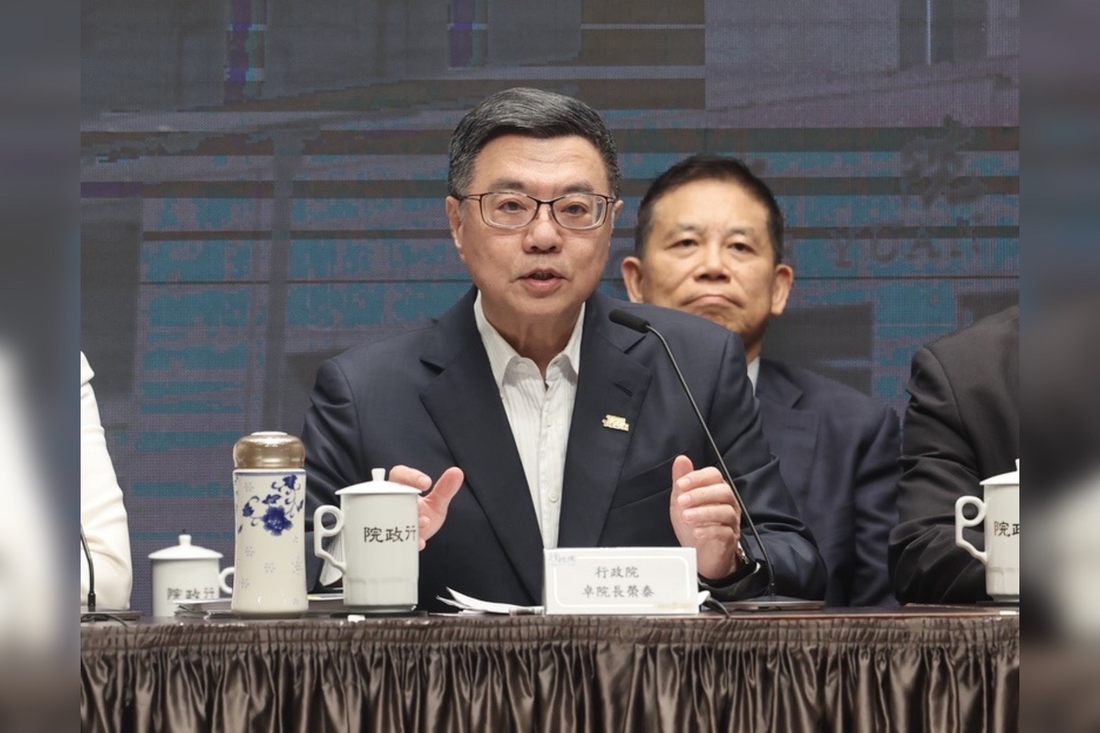 行政院長卓榮泰率領財政部、經濟部、農業部及勞動部等首長召開記者會，公布9大面向及20項措施的協助方案。圖／中央社