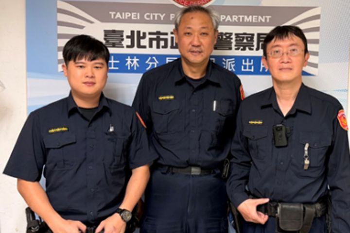 士林警即時伸援手　七旬翁騎車突身體不適跌倒　平安返家
