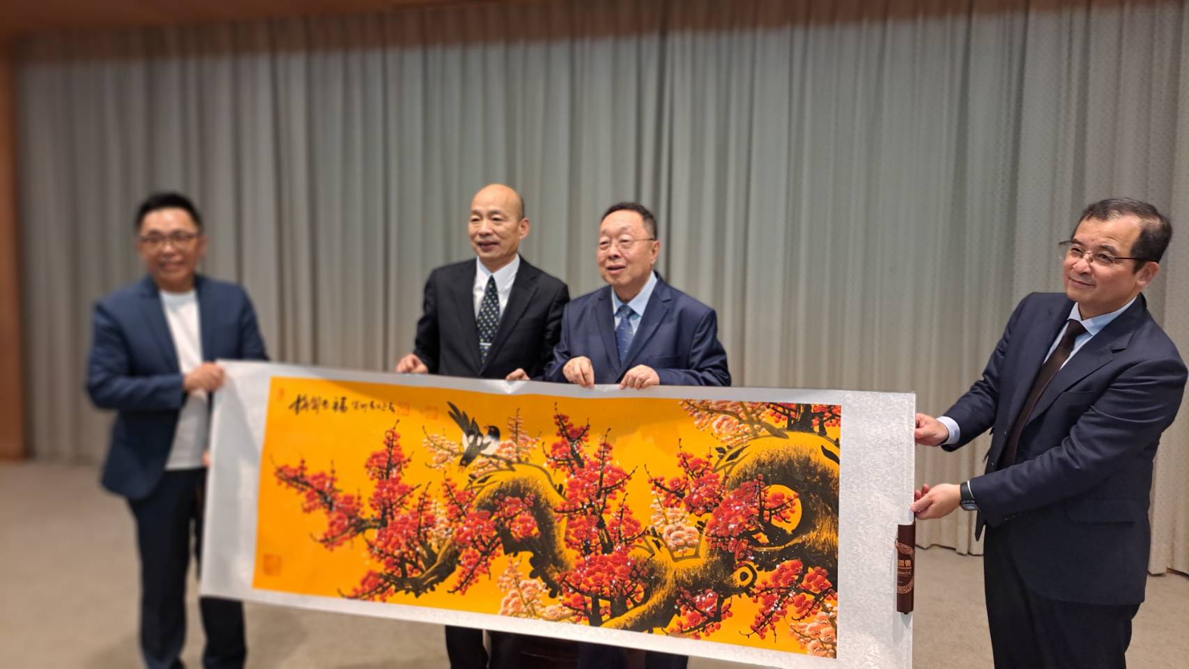 台灣大健康產業聯盟協會理事長王國安（右二）致贈禮物給立法院長韓國瑜（右三）。圖/宋秉忠攝