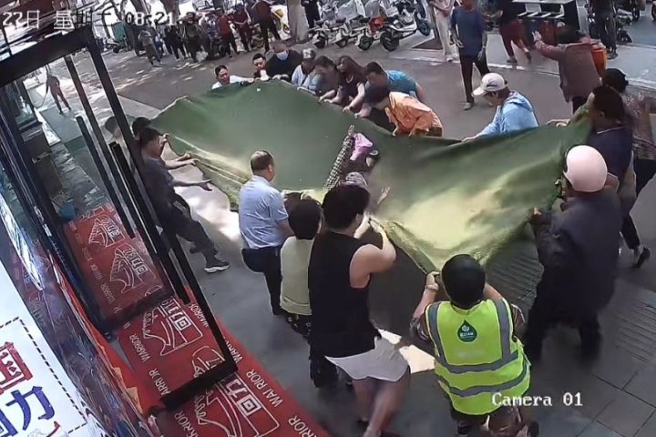 福大命大 102歲老人誤將窗當門墜樓 20人合力接住