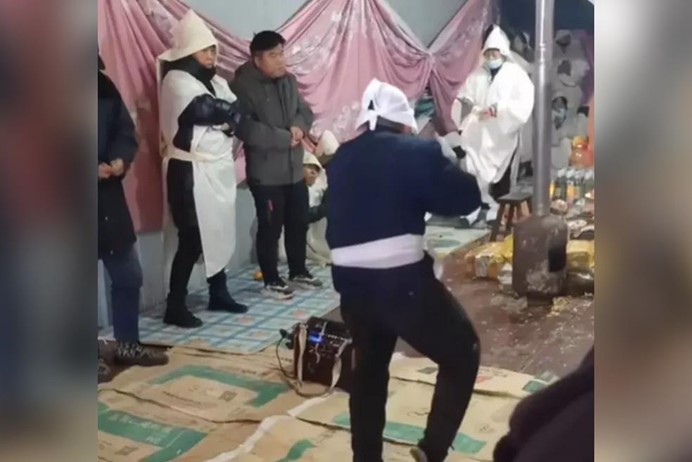 「科目三」掀風潮，大陸更有人「跳到墳前」，引發熱議。圖/翻攝自網易