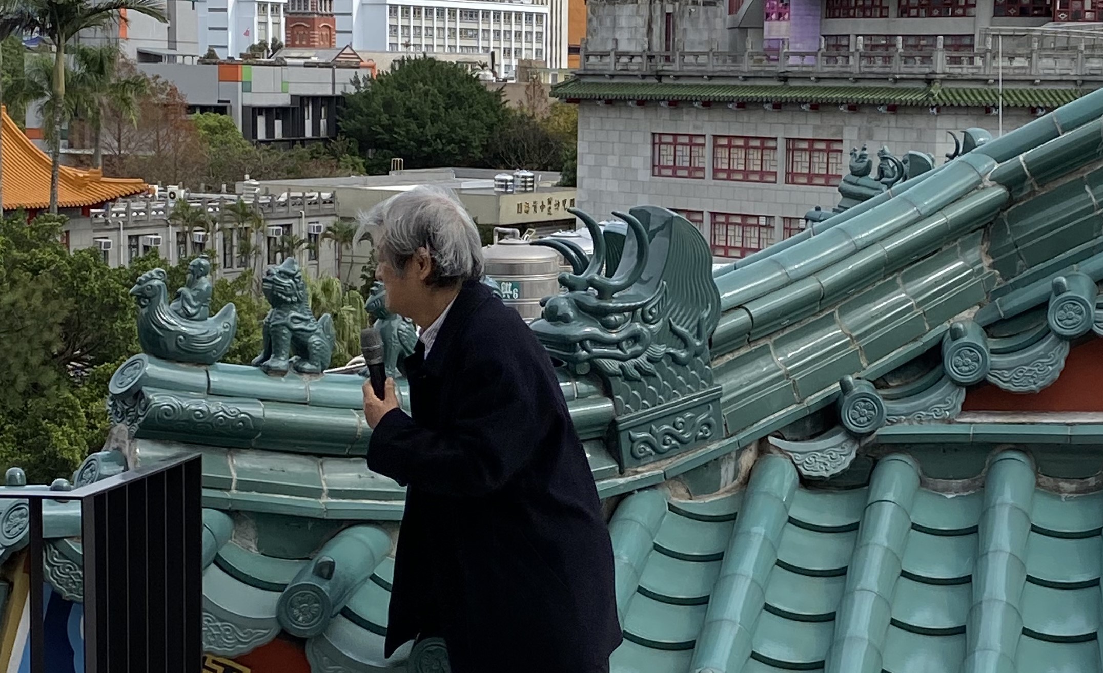 屋頂脊柱上設有海獸，是古代建築上取防火寓意的裝飾雕塑。圖/田瑜萍攝