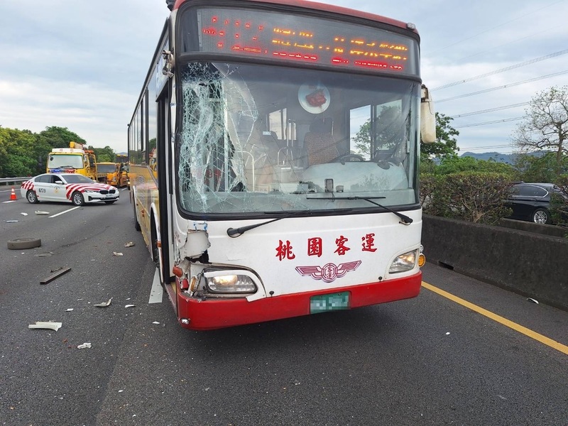 為閃避橫在車道上的衝浪板,國道客運公車等5車追撞,造成其中一人受傷。圖/中央社