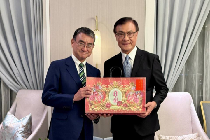 總統府此前讚揚蘇嘉全（右）擔任台日關係協會會長期間發揮貢獻。圖為蘇嘉全夜宴日本前外務大臣河野太郎眾議員。圖/取自台灣日本關係協會