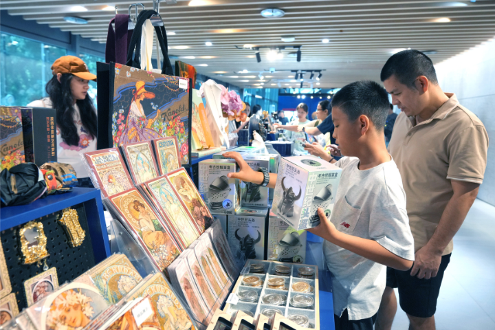 2026年6月20日，成都博物館前來參觀的市民、遊客絡繹不絕，大家有序參觀，在濃濃的文化氛圍中度過端午節假期。圖為小朋友在成都博物館選購文創產品。圖／中新社記者 安源攝