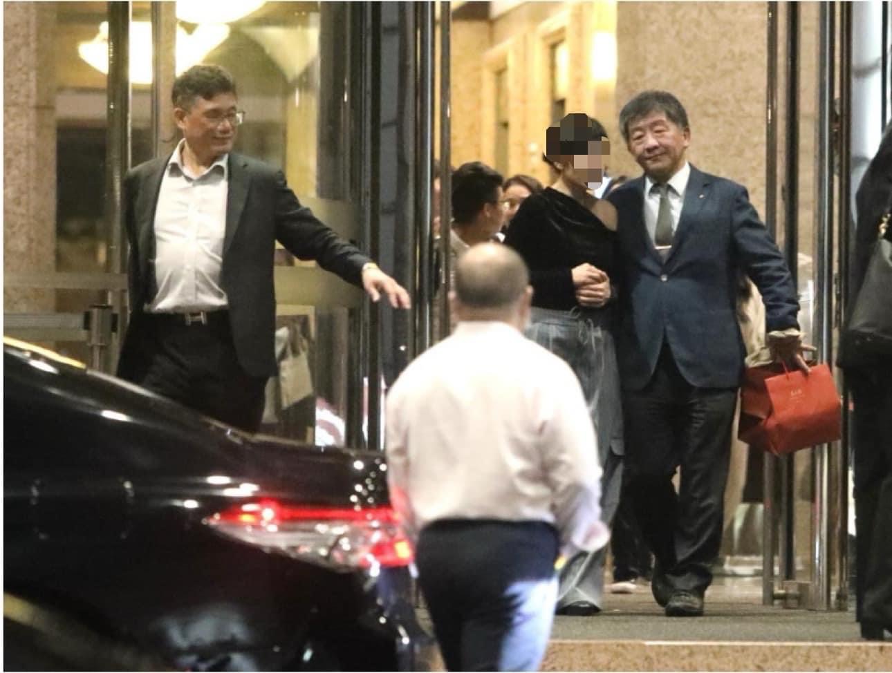 國民黨立委王鴻薇在臉書上貼出田知學醫師與前衛福部長陳時中比肩而出的畫面。圖／取自王鴻薇臉書