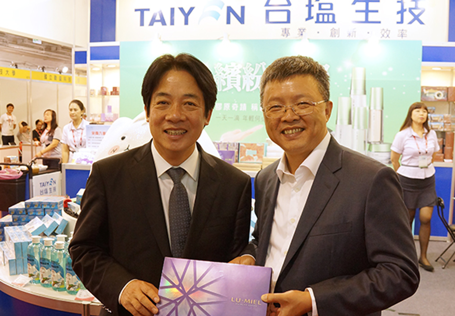台鹽綠能前董事長陳啟昱（右）涉光電弊案，總統賴清德近日呼籲盡快到案。圖為賴清德時任台南市長出席台鹽活動。圖／取自台鹽官網