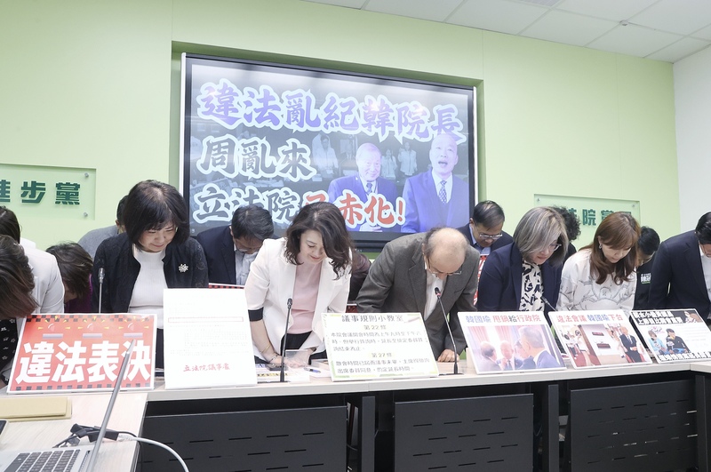 民進黨立法院黨團總召柯建銘（前排左3）與黨籍立委26日向社會大眾鞠躬呼籲支持大霸免。圖/中央社