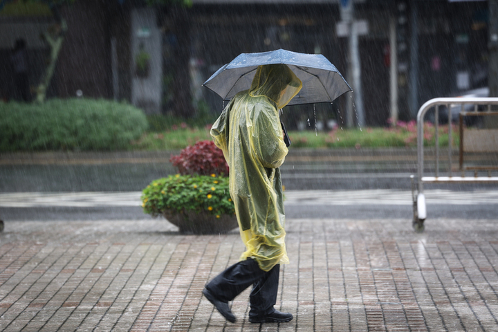 鋒面接近天氣更趨不穩　宜蘭及西半部山區留意大雨