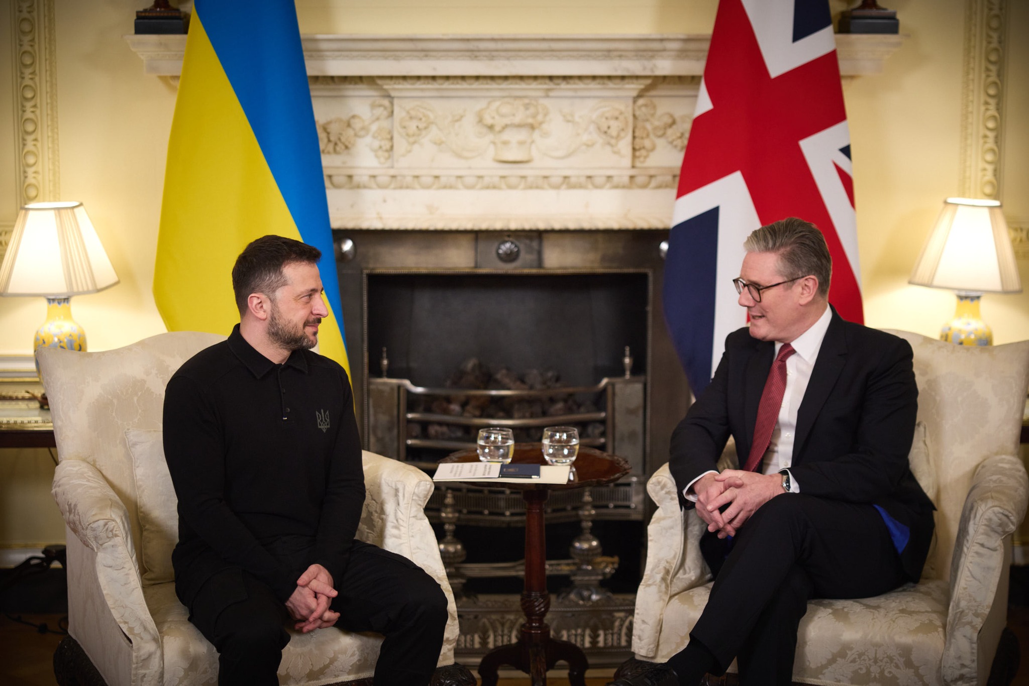 英國首相施凱爾（右）提出組建一支國際部隊，協助烏克蘭實現停火。左為烏克蘭總統澤倫斯基。圖/取自澤倫斯基臉書