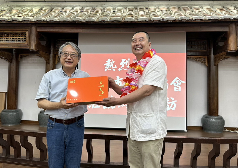 「福州市旅遊協會馬祖踩線考察團」29日抵達馬祖，連江縣政府秘書長張龍德（左）與福州市旅遊協會會長韓鳴（右）互贈伴手禮。圖/中央社