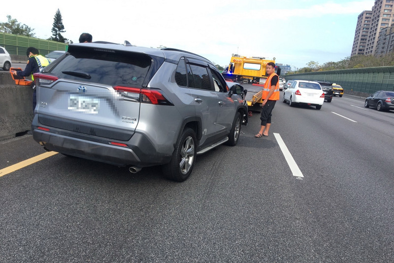 桃園市長張善政3日下午自駕車輛在國道3號三鶯路段意外發生車禍，所幸張善政與同車妻子皆僅輕傷。圖/中央社