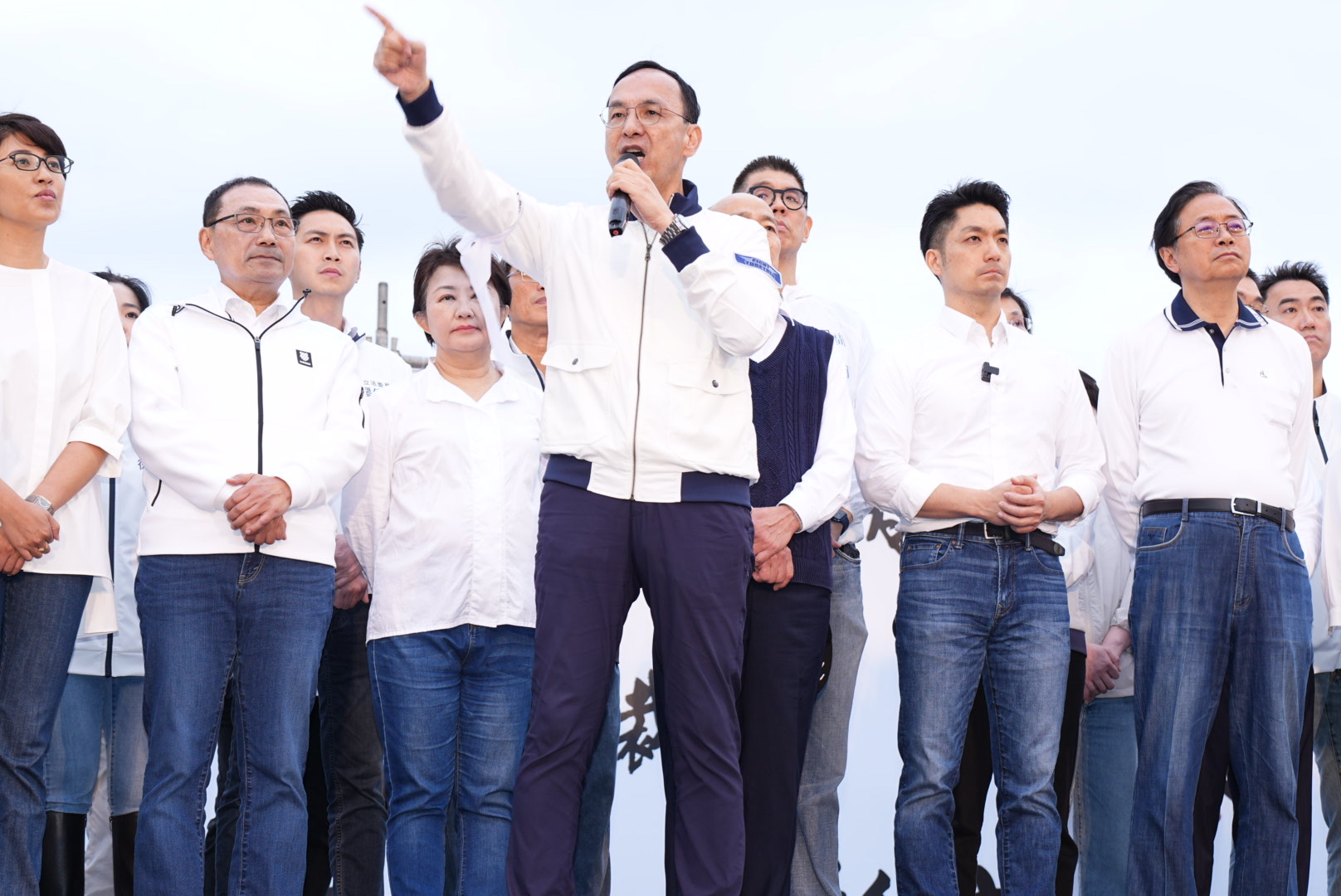 國民黨主席朱立倫(中)26日表示，520總統賴清德就職周年後，立法院就會推動罷免總統。圖/記者陳思豪攝