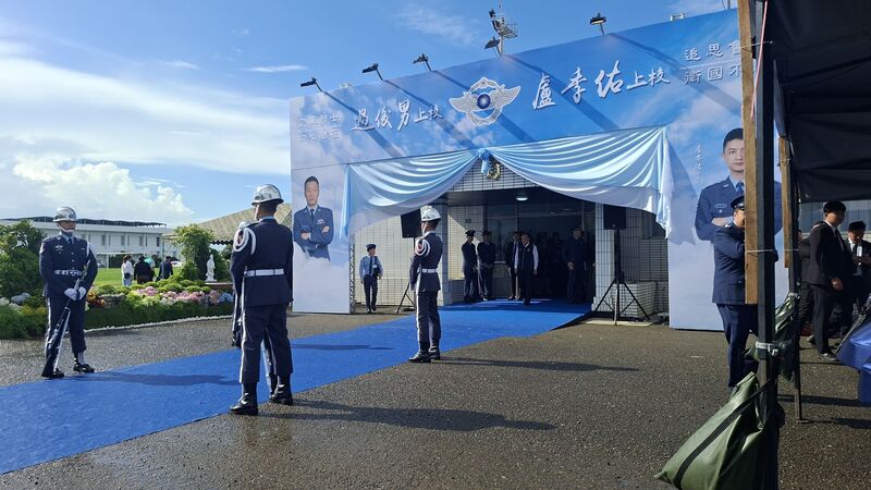 空軍T-34C型教練機2日訓練時墜毀,飛官過俊男、盧季佑殉職。軍方17日在空軍官校舉辦聯合告別式,典禮現場採最高規格布置,場面哀戚隆重。圖/中央社