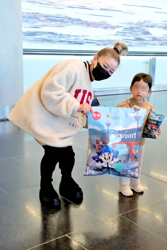 桃園國際機場第3航廈北登機廊廳1日試營運,機場公司訂製「北登啟用限定款乖乖」在試營運首日送給旅客。圖/中央社