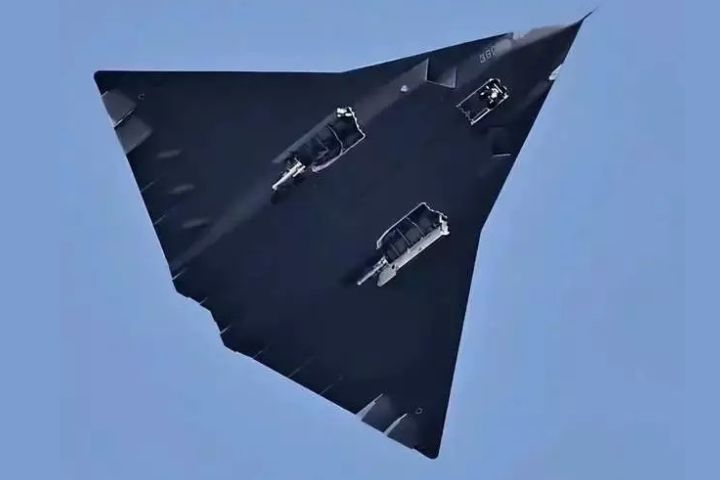 殲36首架樣機採槽式噴口,外形隱身設計特徵明顯。圖/取自巴士的報