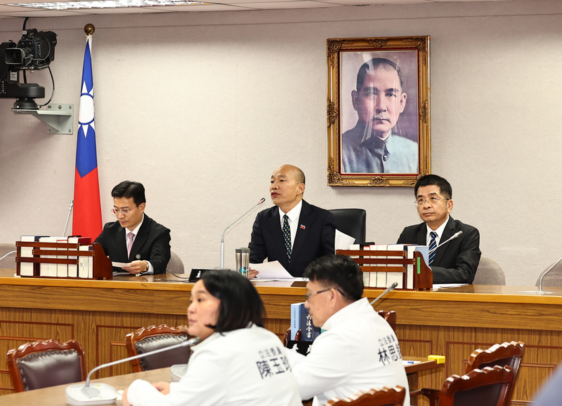 立法院長韓國瑜（中）今天下午於朝野協商時現身，並強調自己沒有神隱。圖/中央社