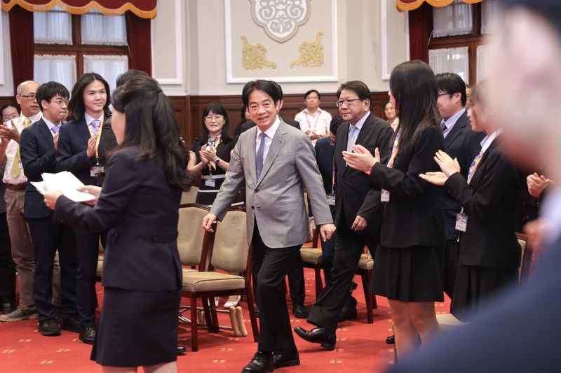 總統賴清德（前中）對抗日戰爭相關紀念日選擇視而不見，讓學者憂心對岸奪走中國近代史話語權。圖為賴清德2日下午接見國際科學展覽會代表團。圖/中央社