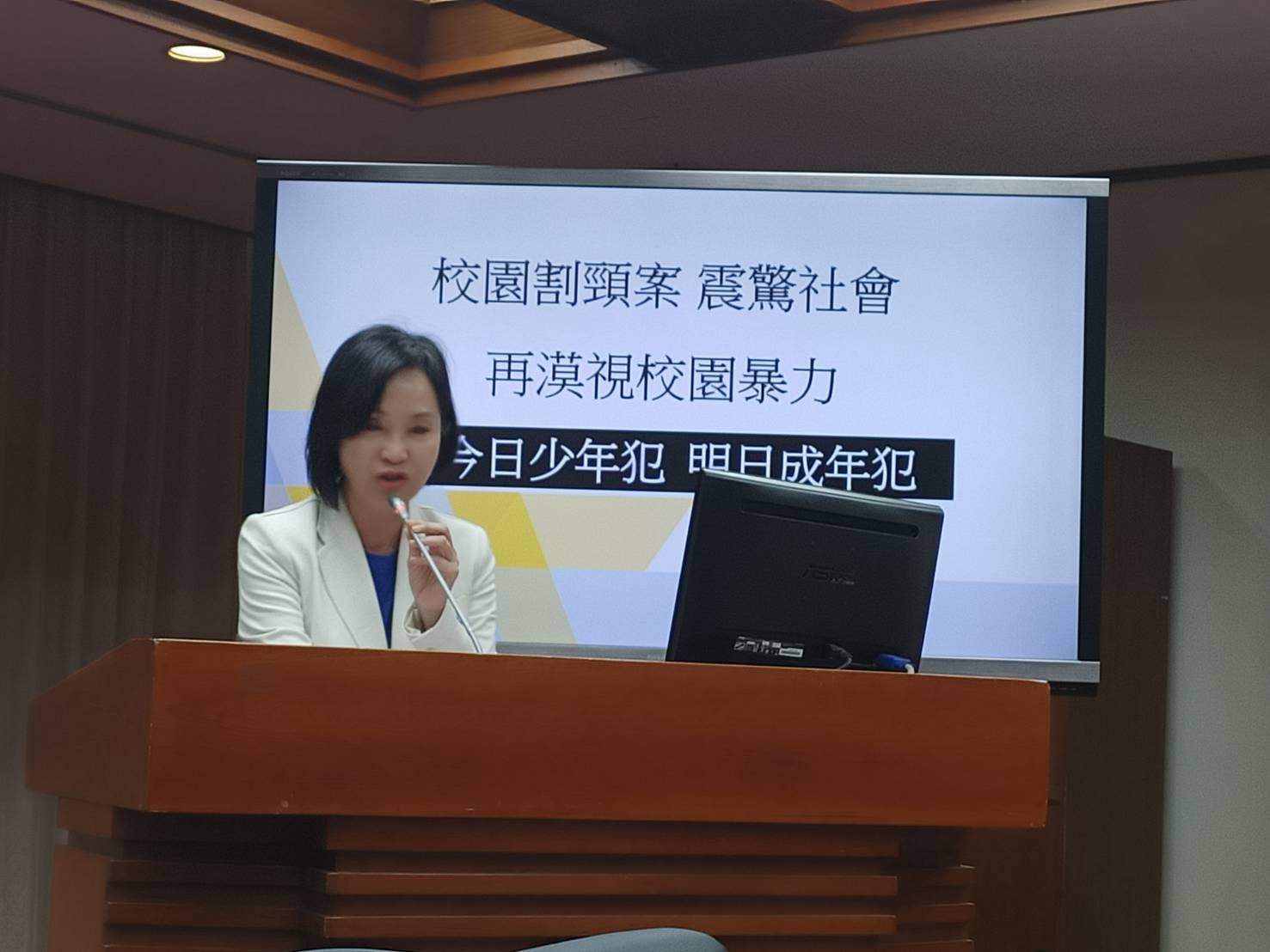 立法院教育文化委員會昨日邀相關部會專題報告校園暴力事件圖為召委，柯志恩質詢。圖/簡立欣攝