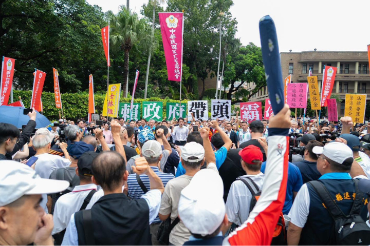 法案通過卻不編預算！黃國昌率退休警消抗議怒罵「狗官」：推翻爛政府號角已響起