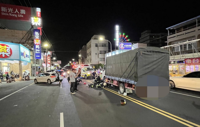一輛機車與左轉跨越雙黃線的小客車碰撞，機車後座乘客飛出，遭對向車道經過的貨車二次撞擊身亡。圖/中央社