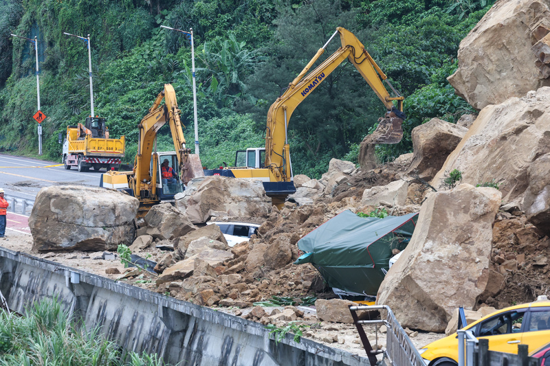台二線基隆潮境公園停車場坍方處，機具今日已經進駐。圖/中央社