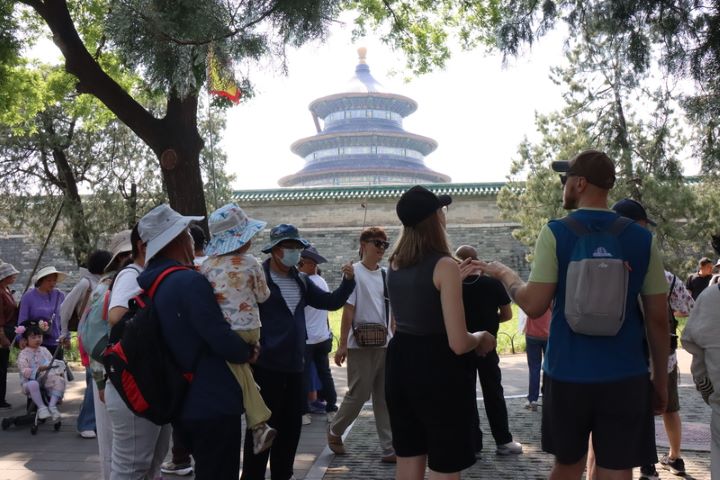 美國總統川普預計13日抵達北京，14日參觀北京天壇。天壇公園12日遊客如織，遠處為標誌性景點祈年殿，但祈年殿已暫停開放。圖/中央社