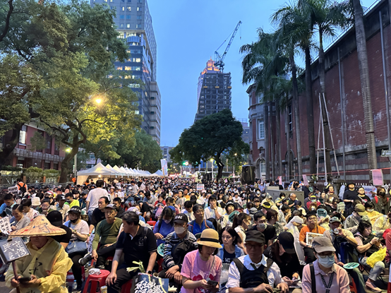 國會改革五法在立院審議，院外聚集上萬人潮抗議，賴清德總統午夜發臉書，要大家一起守護民主。圖／陳思豪攝