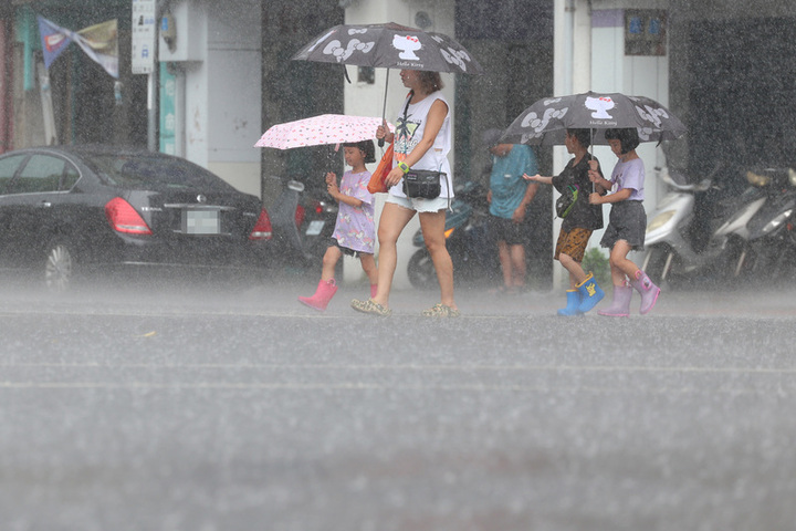 天氣持續不穩定　西南風稍減弱午後各地仍有雷陣雨