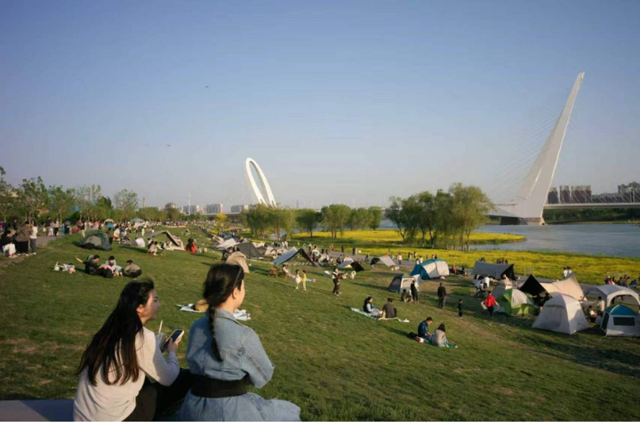 2026年5月4日，市民、遊客在北京冬奧公園永定河畔遊玩。當日是2026年大陸「五一」假期第四天。 圖／中新社記者 盛佳鵬 攝