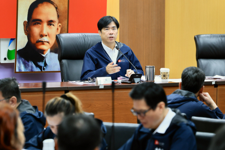 2025年《遠見》雜誌縣市長施政滿意度調查出爐，高雄市長陳其邁以73％滿意度蟬聯六都第一。圖為陳其邁27日主持市政會議。圖/中央社