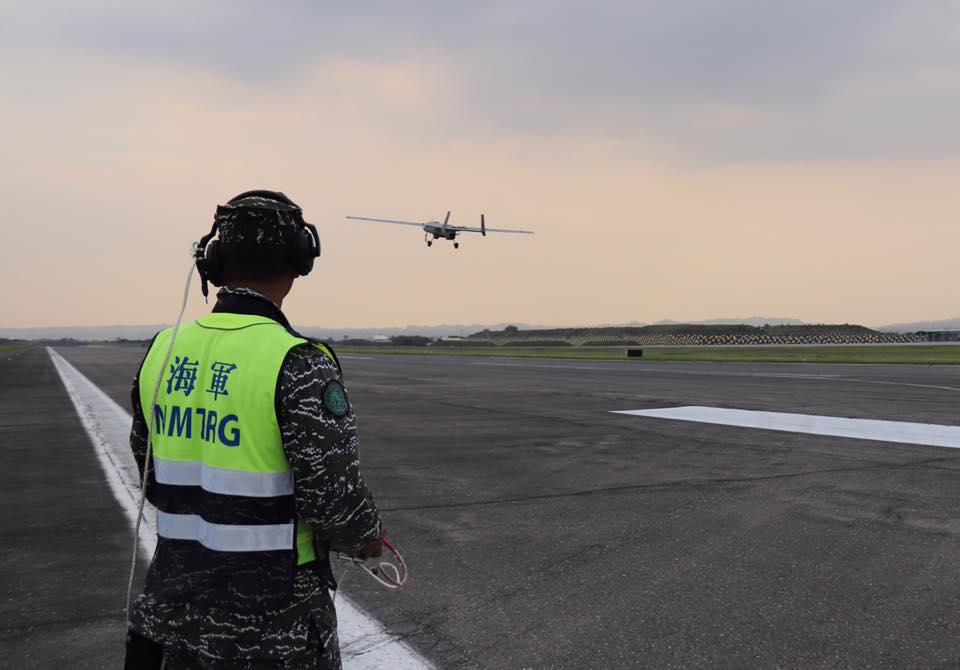 國軍海上偵搜大隊配備銳鳶無人機,任務為監控海域動態,爭取預警與反應時間,提升聯合作戰效益。圖/取自國防部發言人臉書