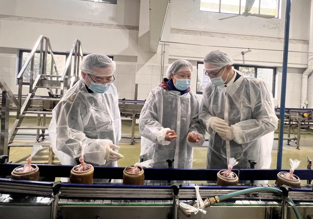 上海海關員正在查驗一條出口食品生産線。圖/取自新華社
