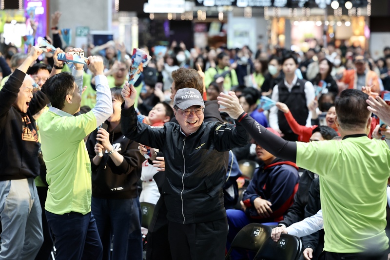 行政院長卓榮泰（中）8日前往台北車站觀看世界棒球經典賽（WBC）台韓對戰轉播，與在場球迷為台灣隊加油打氣。圖/中央社