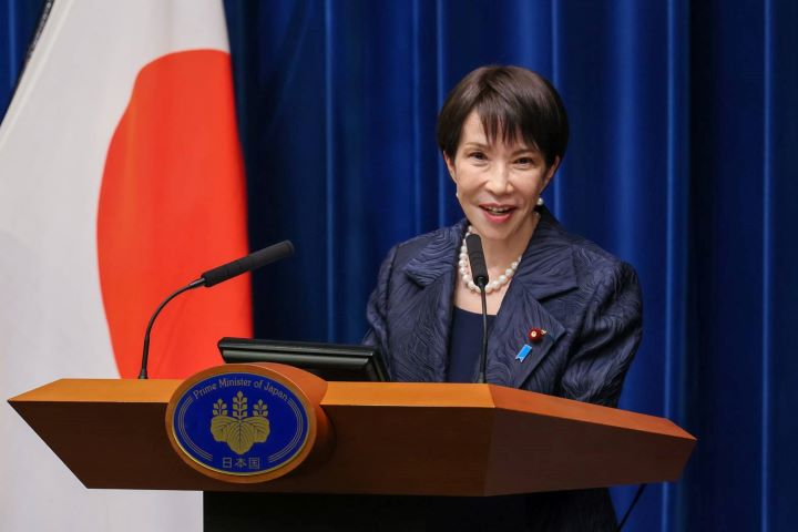 日本首相高市早苗主張擴大公共投資,帶動日本經濟與產業升級;但市場擔憂,擴張性財政恐增加日本公債與日圓壓力。圖/Wikimedia Commons,CC BY 4.0
