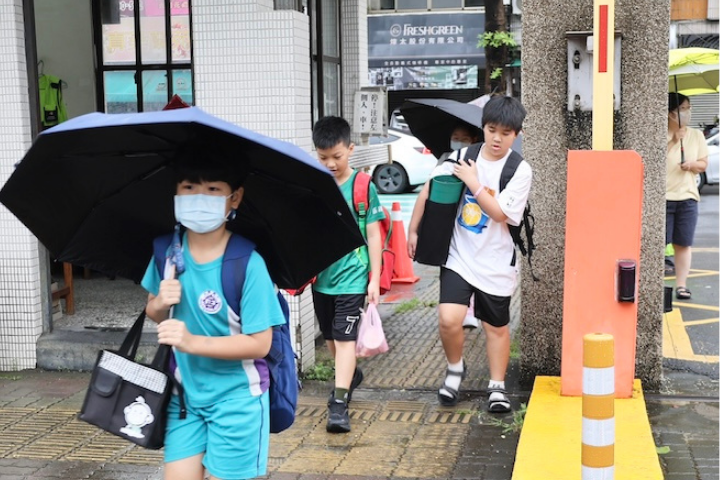 今（31日）高雄上午下雨，圖為高雄學生上學情形。圖/教育局提供