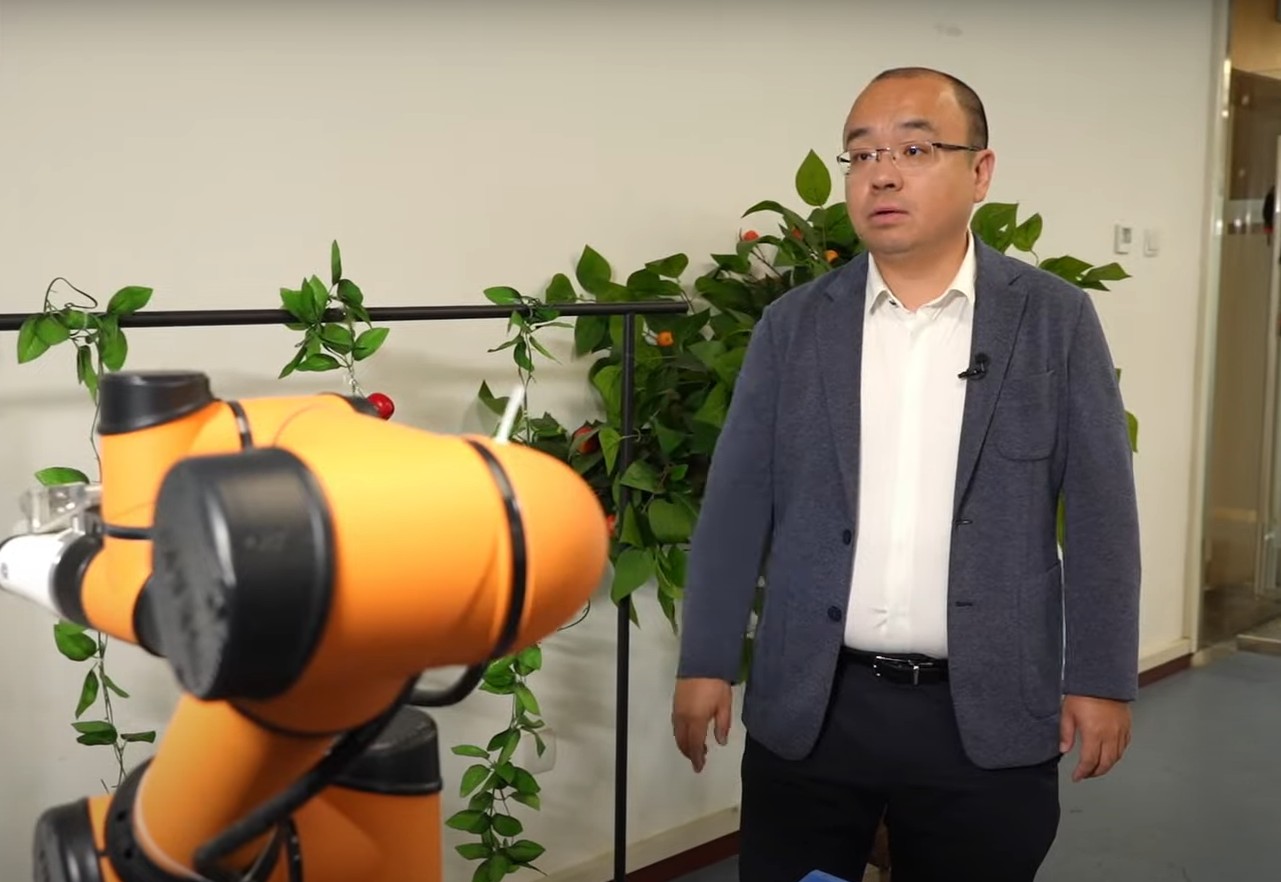 中關村機器人產業創新中心總經理蒙洋認為,有朝一日大陸的機器人公司會被國際認可。圖/翻攝自中新社Youtube頻道