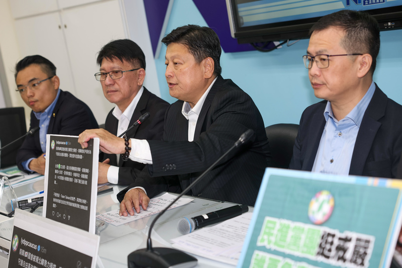 國民黨立法院黨團總召傅崐萁（右2）、立委羅智強（右）、林思銘（左2）、洪孟楷（左）等人4日在立法院出席記者會表示，韓國戒嚴事件引起國際譁然，遺憾看到民進黨團借題發揮，挺韓國戒嚴、抹黑台灣在野黨。國民黨呼籲總統賴清德為此道歉。 圖/中央社