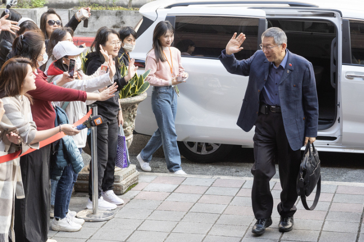 圖為台北地方法院審理京華城及柯文哲政治獻金案，15日起進行言詞辯論程序，前台北市長柯文哲（右）抵達法院與支持者揮手致意。圖/中央社