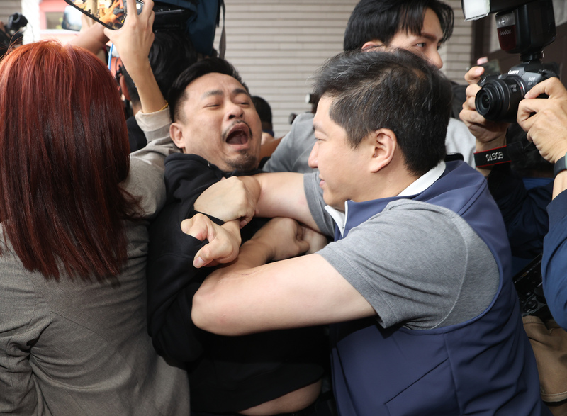民進黨立委衝議場爆發嚴重肢體衝突還襲警，國民黨團要求賴清德必須負起完全政治責任。圖/中央社