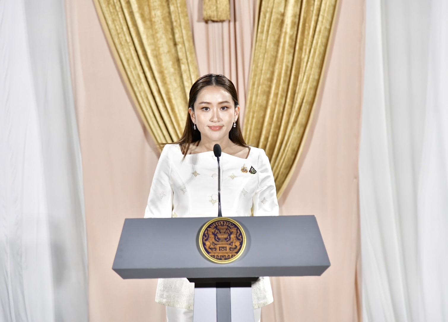 泰國原總理貝丹東，因涉及道理倫理爭議，今年8月底遭泰國憲法法庭裁定下台。圖／取自PR Thai Government X
