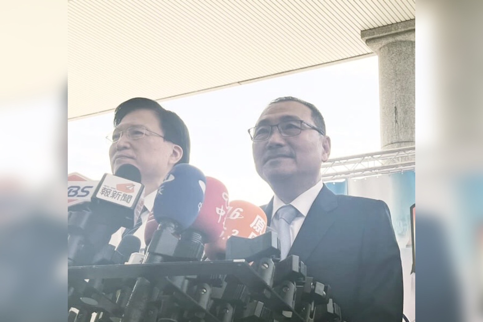 。新北市長侯友宜（右）18日重申，司法體系一定要公平、公正審視每一個案子，絕對不能成為政治打壓異己的工具。圖／中央社