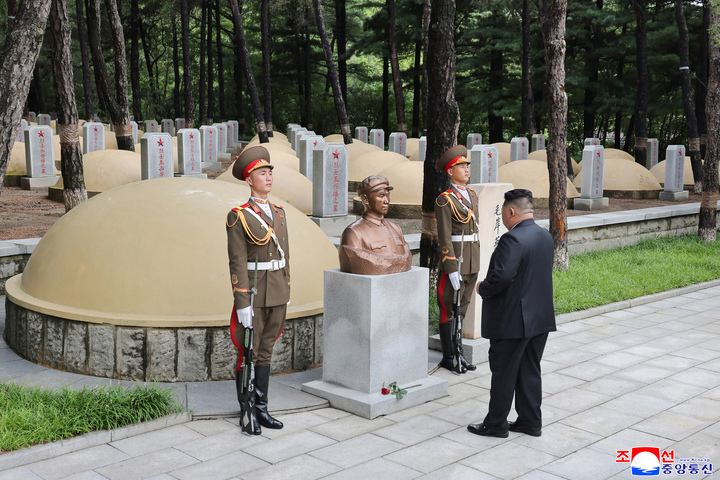 朝中友誼回暖！韓戰停戰73周年　金正恩攜妻女參謁中國志願軍烈士陵